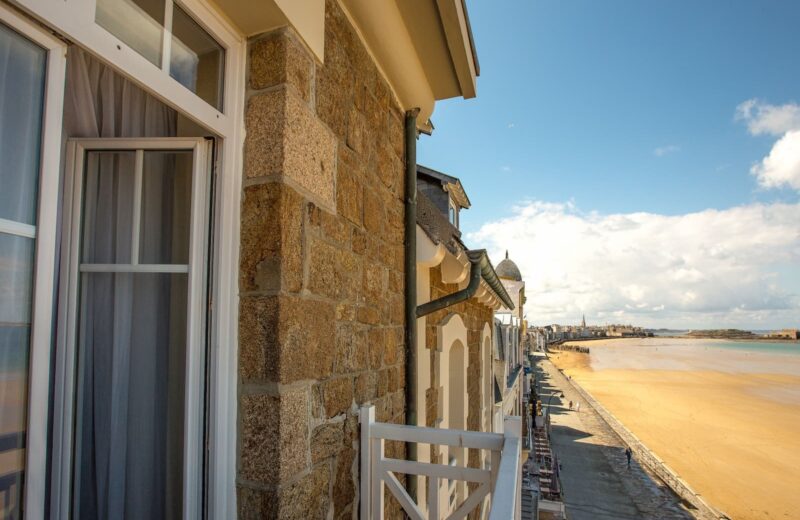 Balcon chambre Hôtel Antinéa Saint-Malo avec vue sur la plage et les remparts
